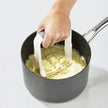 Aardappelstamper Easy Mash lichtgewicht in zwarte pot met puree