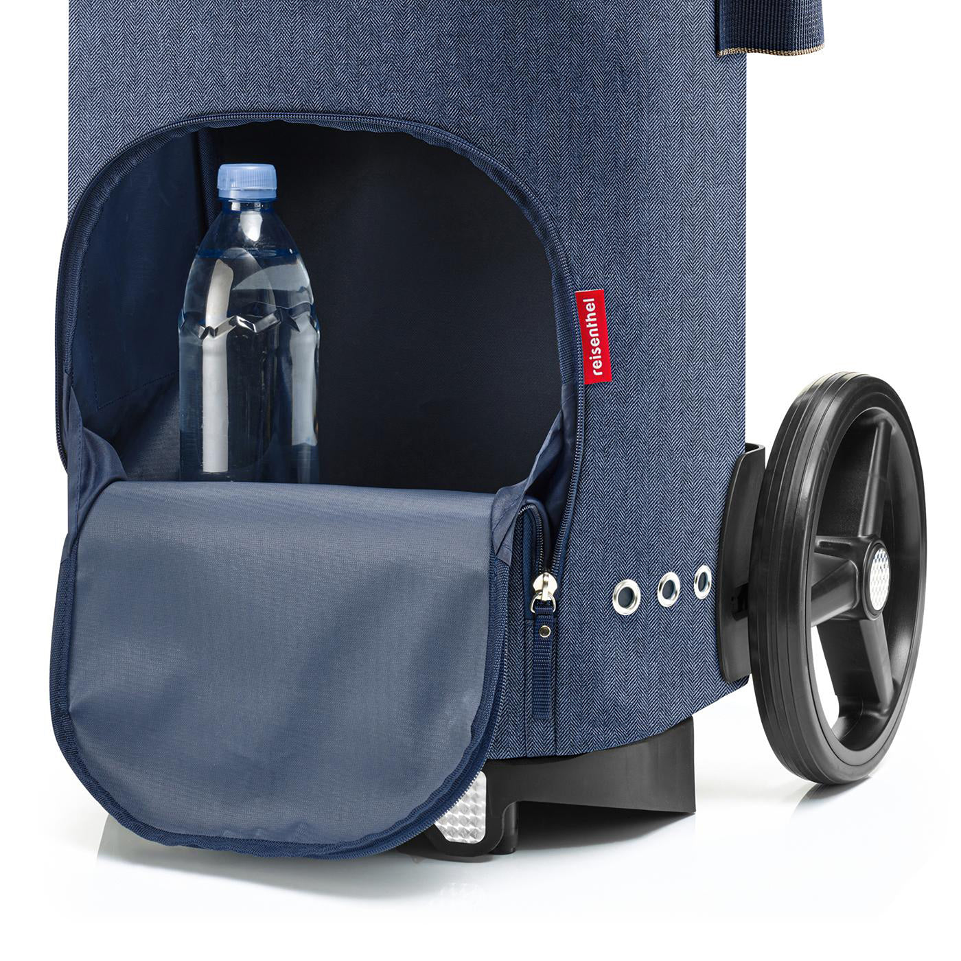 citycruiser bag kleur dark blue in gebruik met met vanonder een flesje water erin 