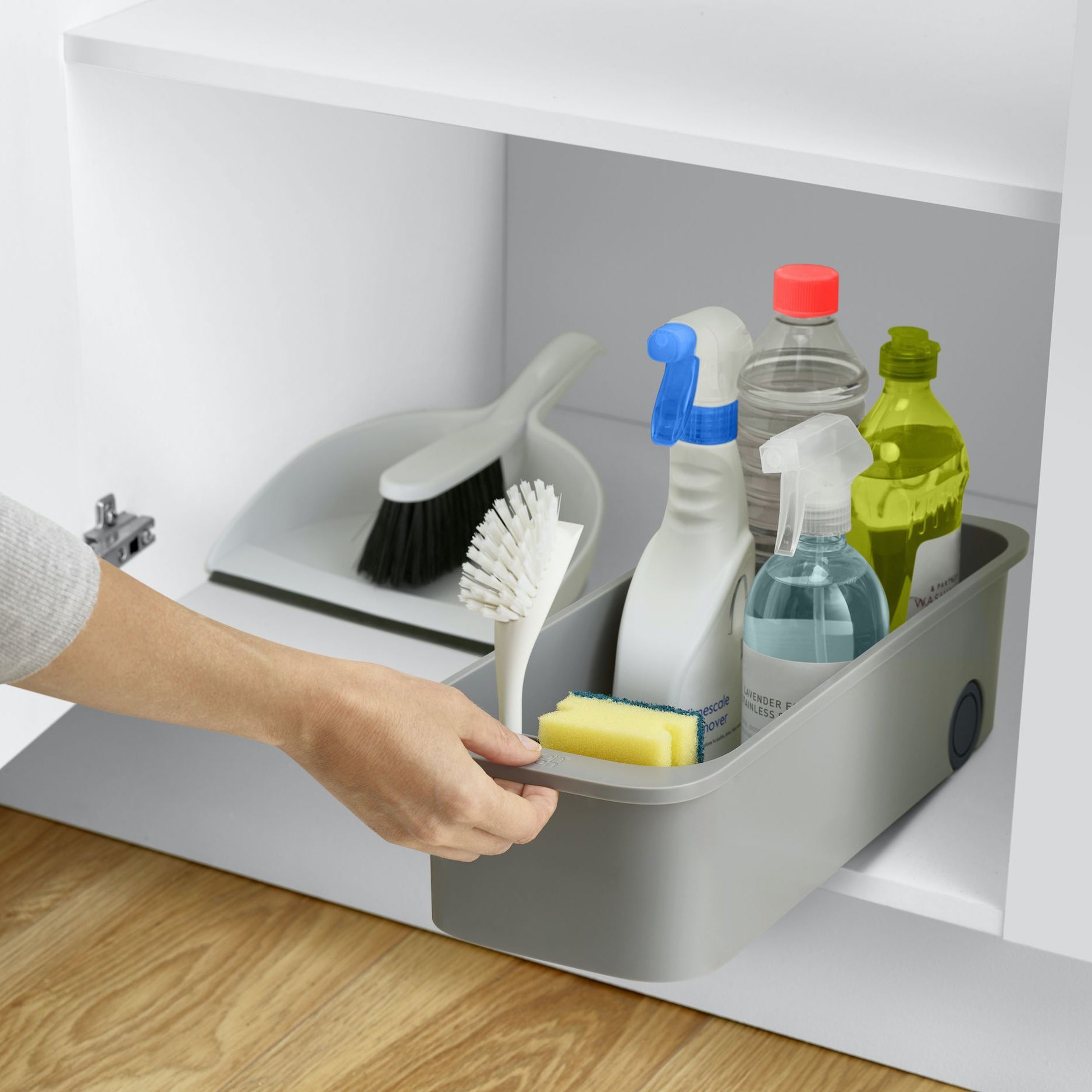 Keukenkast organizer CupboardStore in keukenkast met schoonmaakmiddelen en spons in sponsvakje