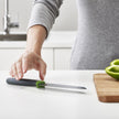 Elevate mes van Joseph Joseph op een keukenblad met een snijplank