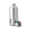 Stainless Steel drinkfles van Black&Blum met dop met blauwe rand in kurk naast de fles