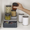 Keukenkast organizer CupboardStore compact staand van Joseph Joseph met drie glazen potten er op