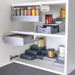 Keukenkast organizer CupboardStore compact staand van Joseph Joseph in een georganiseerde kast met andere organizers