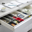 Lade organizer set van 10 stuks gevuld met bureau materiaal in een schuif