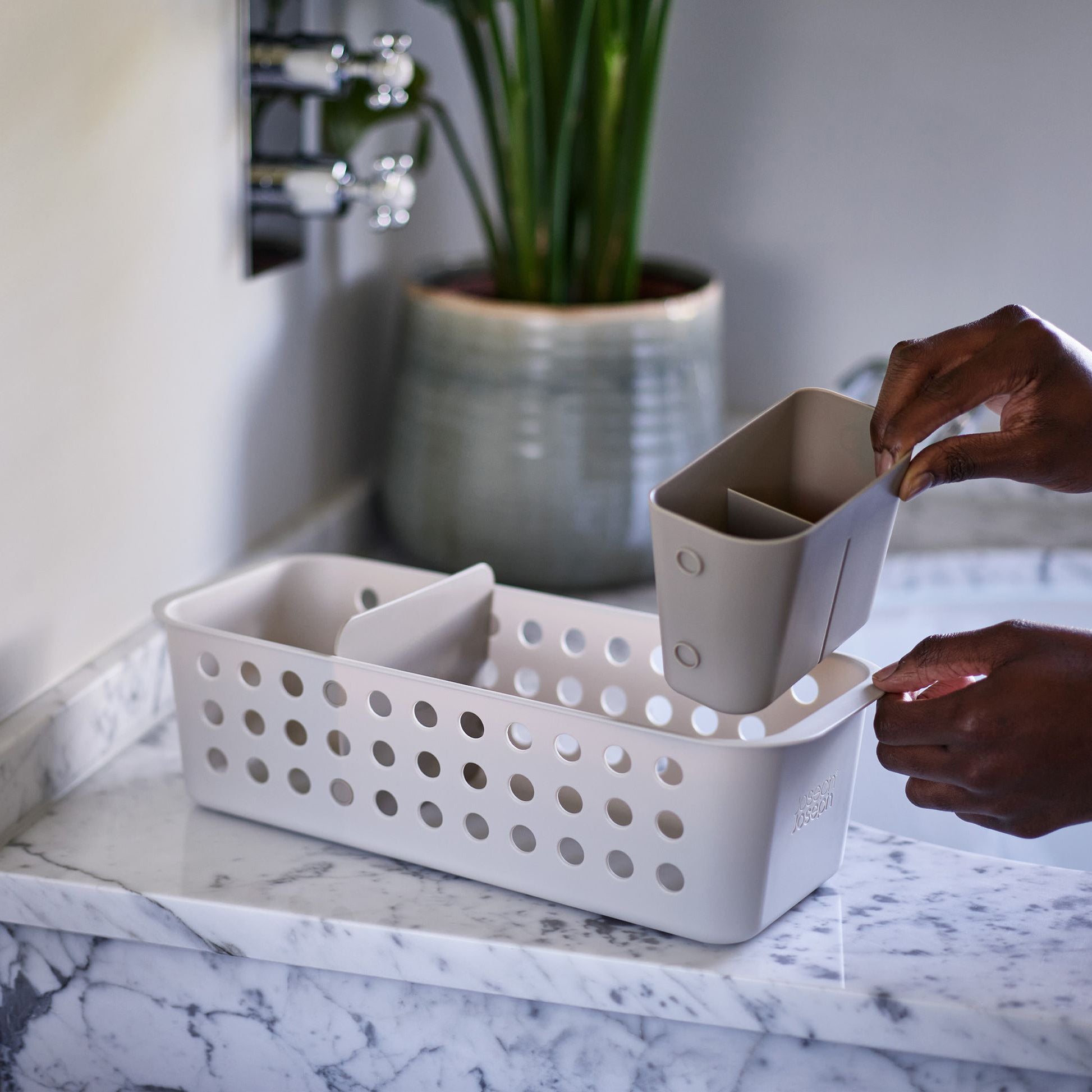 Opbergbox EasyStore Slimline van Joseph Joseph voor badkamer apart bakje en tussenschot leeg op een marmer wastafel