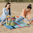 Picknickkleed met waterafstotende onderkant Malta van Remember op het strand met 2 lachende dames er op