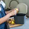Prullenbak van 7,5 liter Bibo van Koziol bruin waar aardappelschillen in gegooid wordt