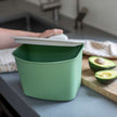 Prullenbak van 7,5 liter Bibo van Koziol groen waar avocado resten in gegooid wordt