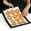 Rechthoekige bakmat uit silicone en glasvezel van Lékué met 12 gebakken koekjes op