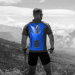 Hiker in de bergen met blauwe rugzak Explorer 20 liter van Celly op zijn rug