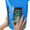 Blauwe Explorer rugzak van Celly met smartphone in de houder en hand die de smartphone bedient