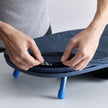 Opvouwbare strijkplank Pocket van Joseph Joseph zwart-blauw waar de hoes op aangebracht wordt