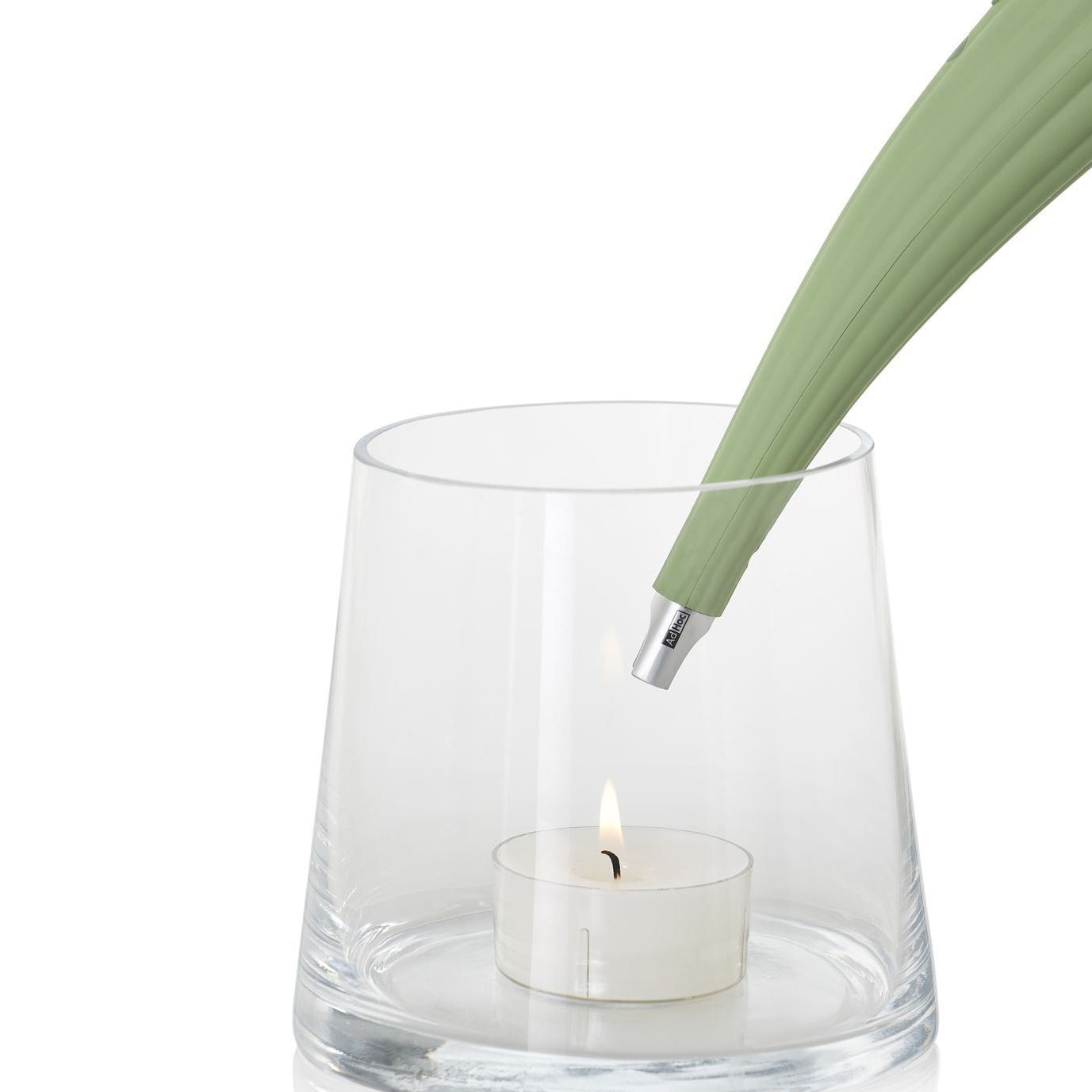 Electrische tafelaansteker groen van Ad Hoc met witte brandende kaars in transparant glas