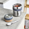 Stainless Steel Food Flask van Black & Blum open op een keukenblad