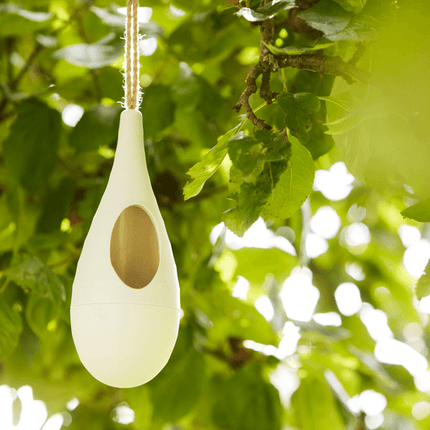 Voederhuisje voor vogels uit bamboe in druppelvorm beige hangend in een boom
