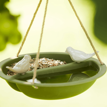Vogelbad-voederschaal voor vogels van Point-Virgule buiten hangend met vogelzaad in